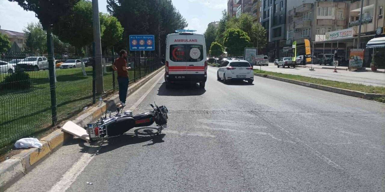 Motosiklet yayaya çarptı: 3 yaralı