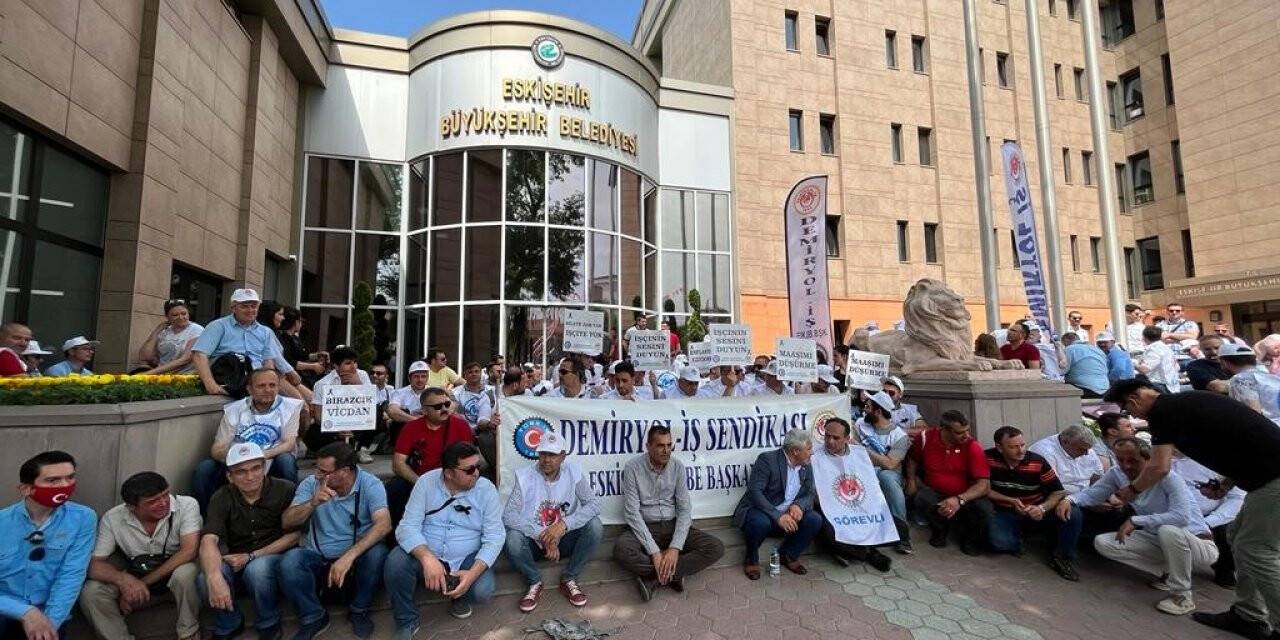 ESTRAM işçileri eylemde bordro yaktı, sakal kesmeme kararı aldı