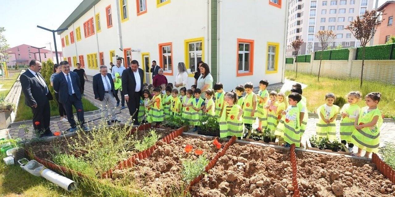 Çocuklar, atalık tohumdan elde edilen fideleri toprakla buluşturdu