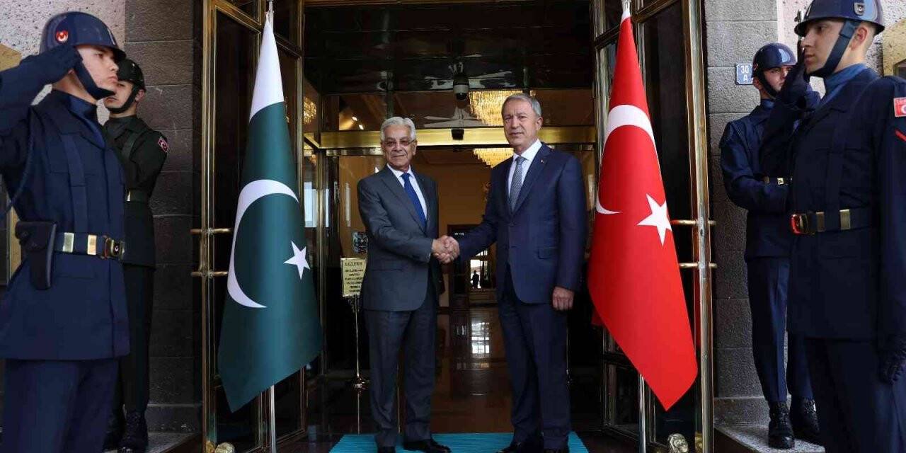 Bakan Akar, Pakistan Savunma Bakanı Asif ile bir araya geldi