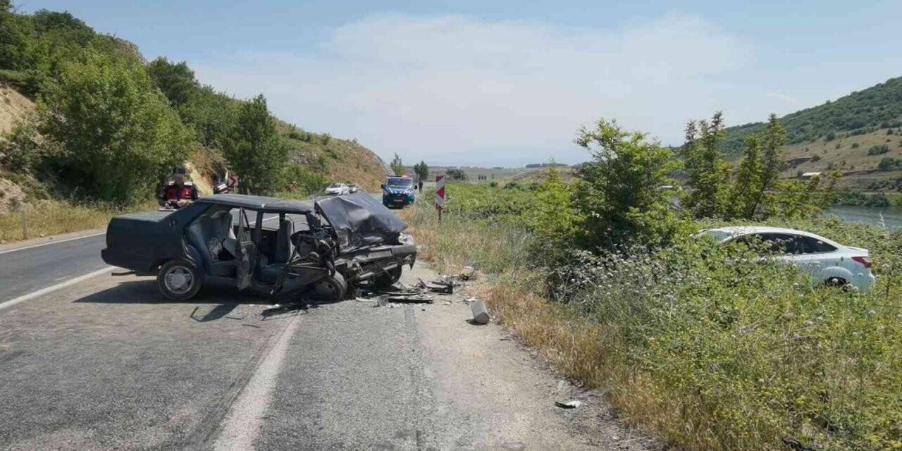 Otomobiller kafa kafaya çarpıştı: 4 yaralı