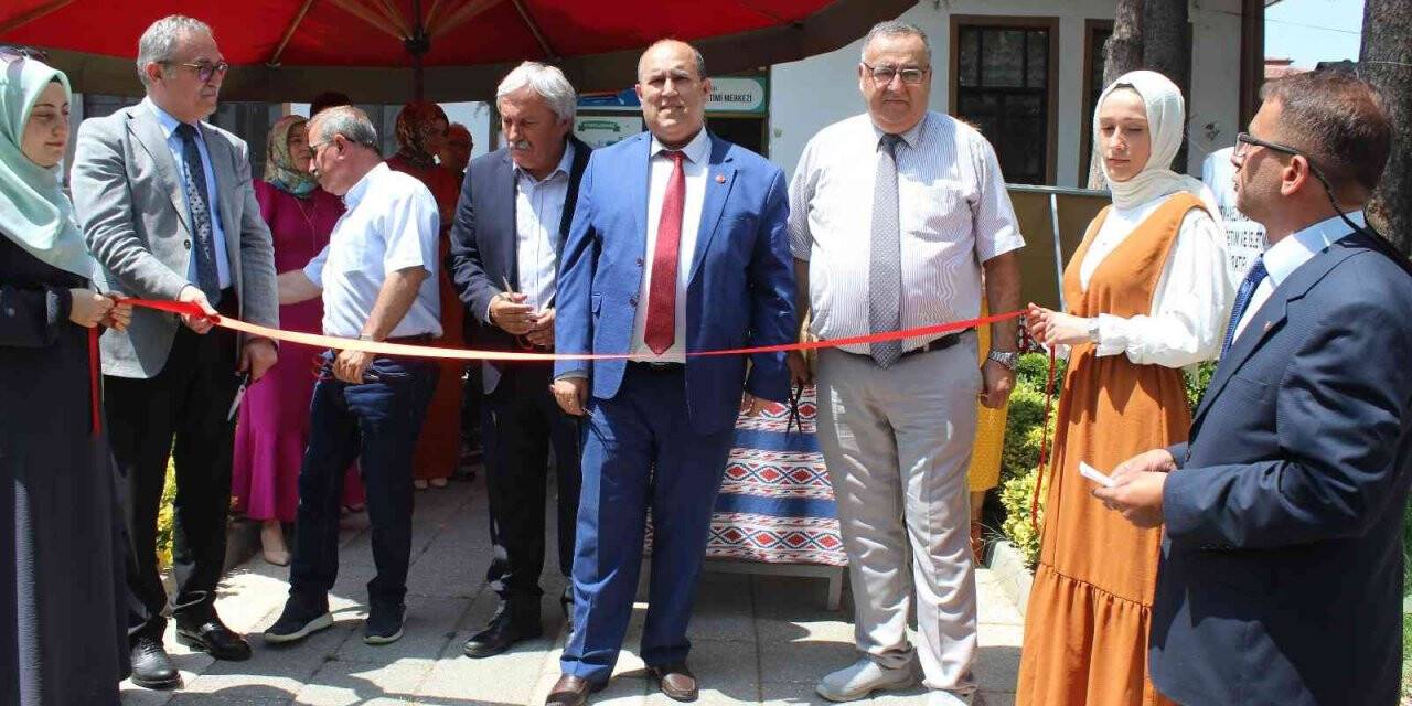 Osmaneli’nde Hayat Boyu Öğrenme Haftası nedeniyle sergi açıldı