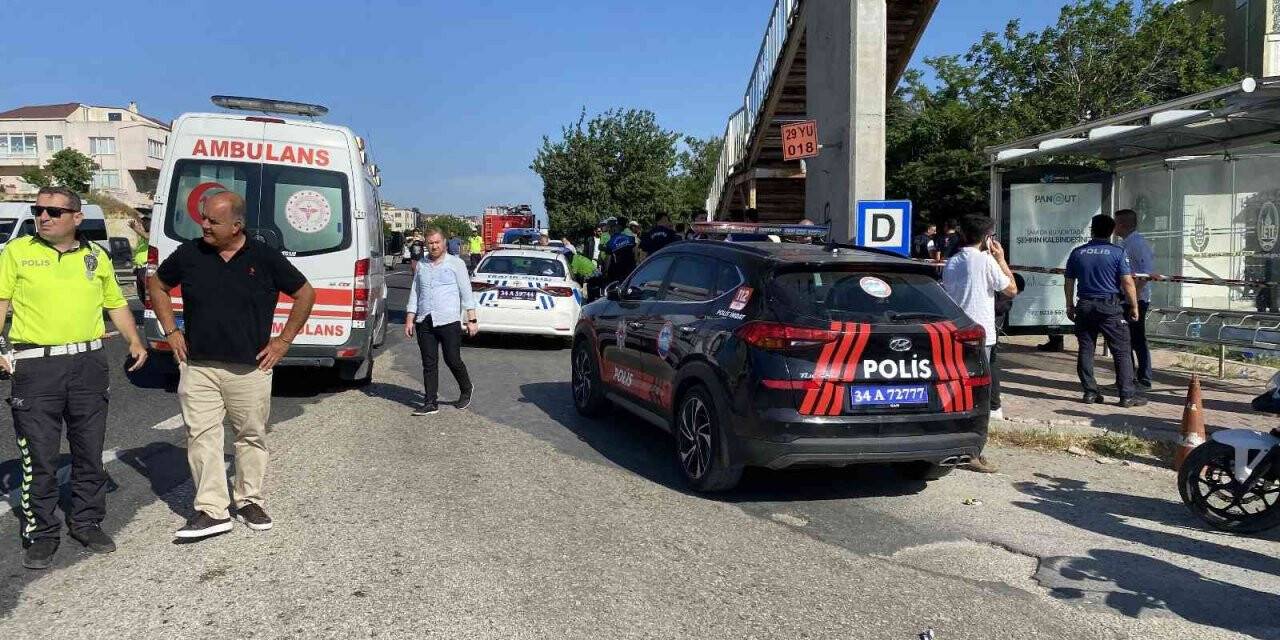 Büyükçekmece’de otomobil otobüs durağındaki öğrencilerin arasına daldı: 1 ölü, 8 yaralı