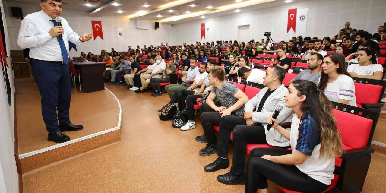 Başkan Fadıloğlu üniversite öğrencileriyle bir araya geldi