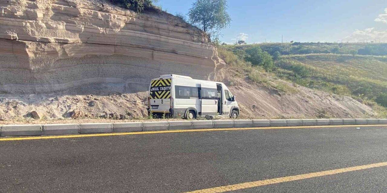 Freni tutmayan öğrenci servisi yoldan çıktı, şans eseri yaralanan olmadı