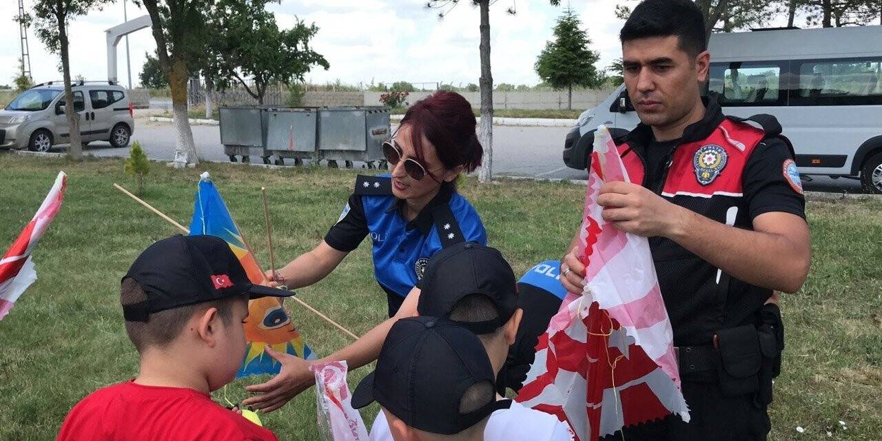 Köy okulu öğrencileri polislerle uçurtma uçurdu