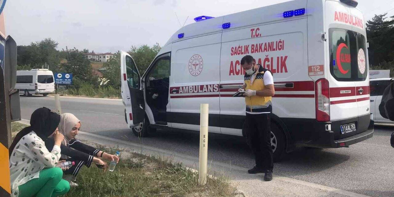 Bilecik’te fabrika servisiyle tır çarpıştı, 2 kişi yaralandı