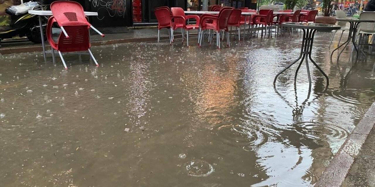 Sağanak yağış ve dolu kent merkezinde hayatı felç etti