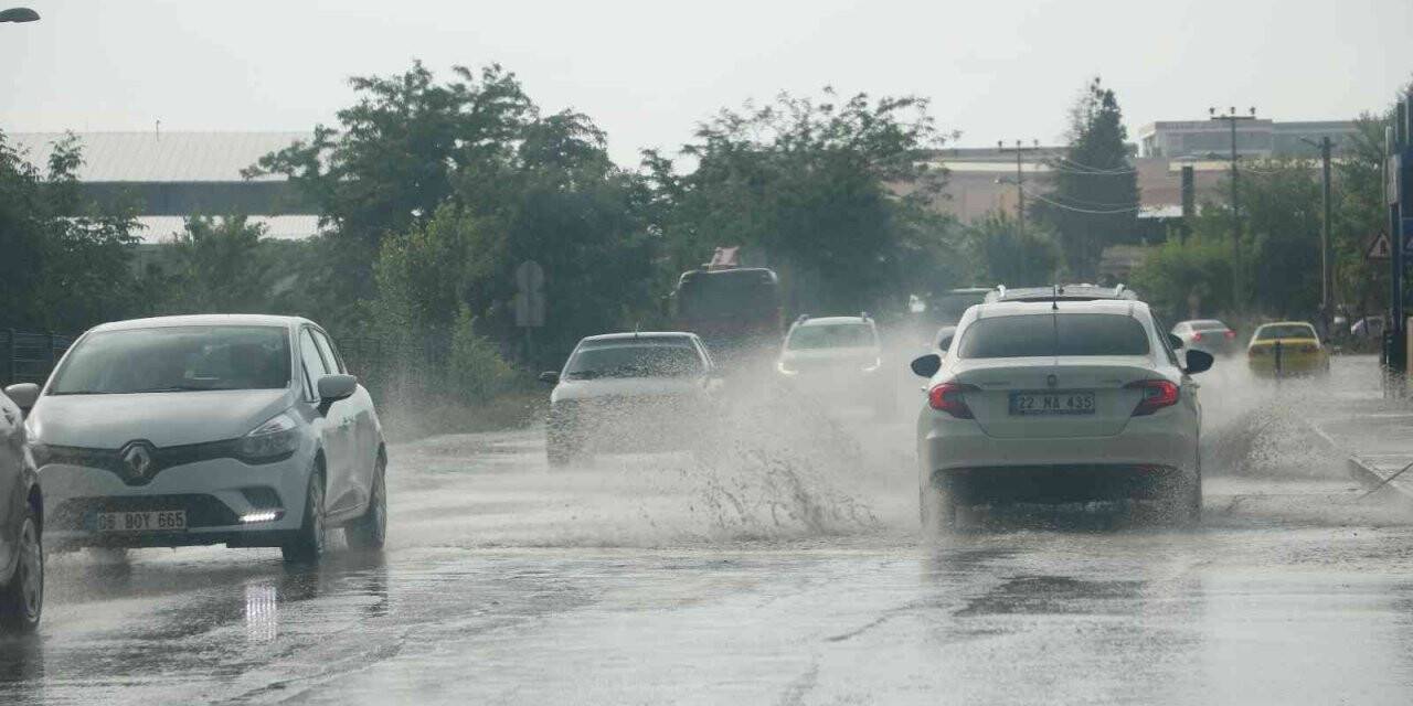 5 dakikalık sağanak Edirne’nin bozuk yollarını göle çevirdi