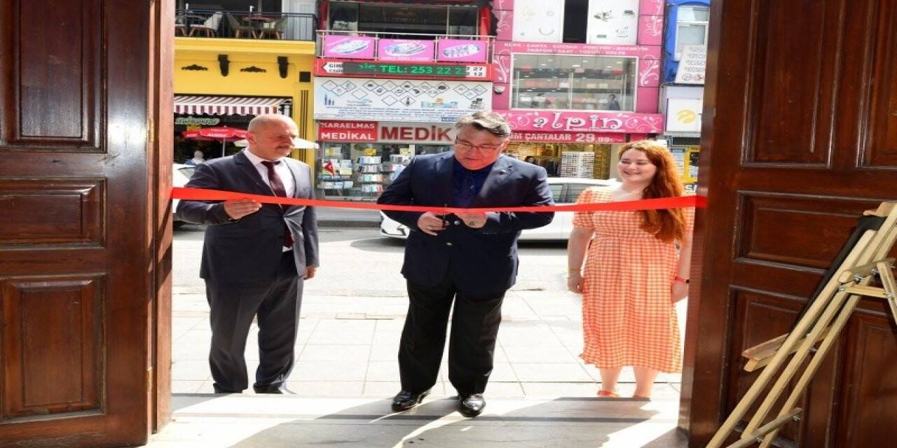 Rektör Özölçer, sene sonu resim serginin açılışını yaptı