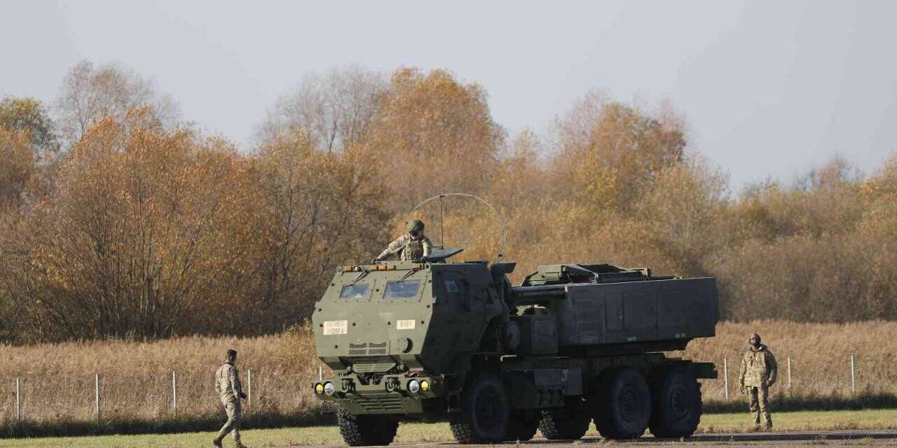 Biden, Ukrayna’ya gelişmiş roket sistemleri içeren yeni silah paketini resmen duyurdu