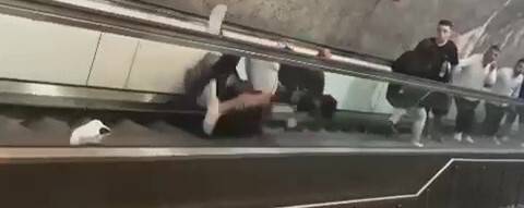 Yürüyen merdivende tekme tokat kavga
