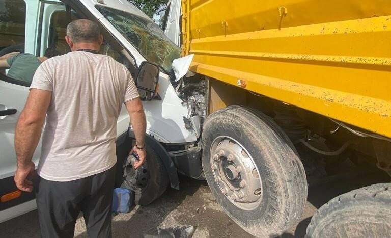 İşçi servisi ile kamyon çarpıştı: 7 yaralı