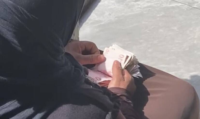 Taksim’de hasılatı sayan dilenci kadın kamerada