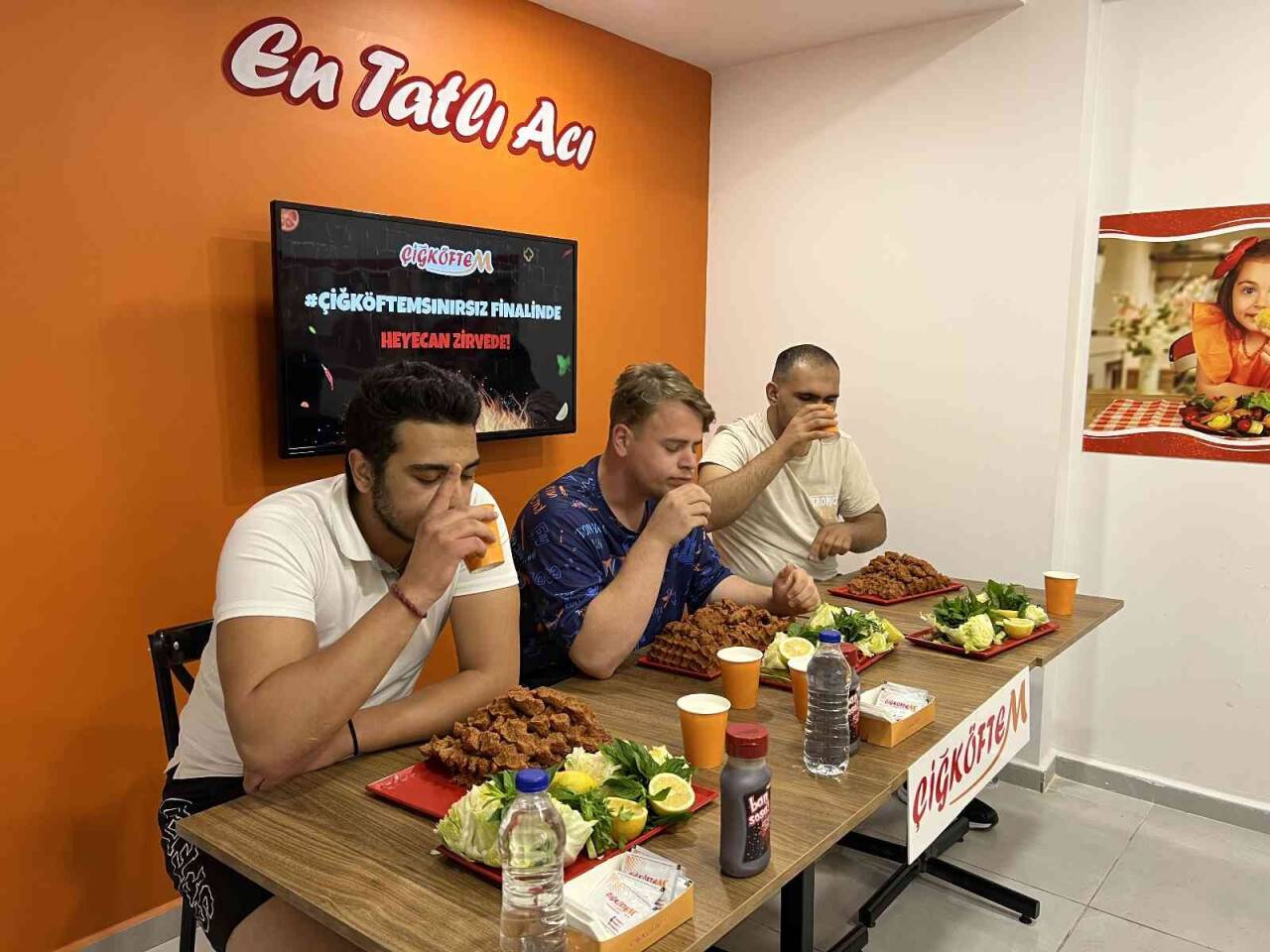 Bir saatte iki kilo çiğköfte yedi tam altın ödülünün sahibi oldu