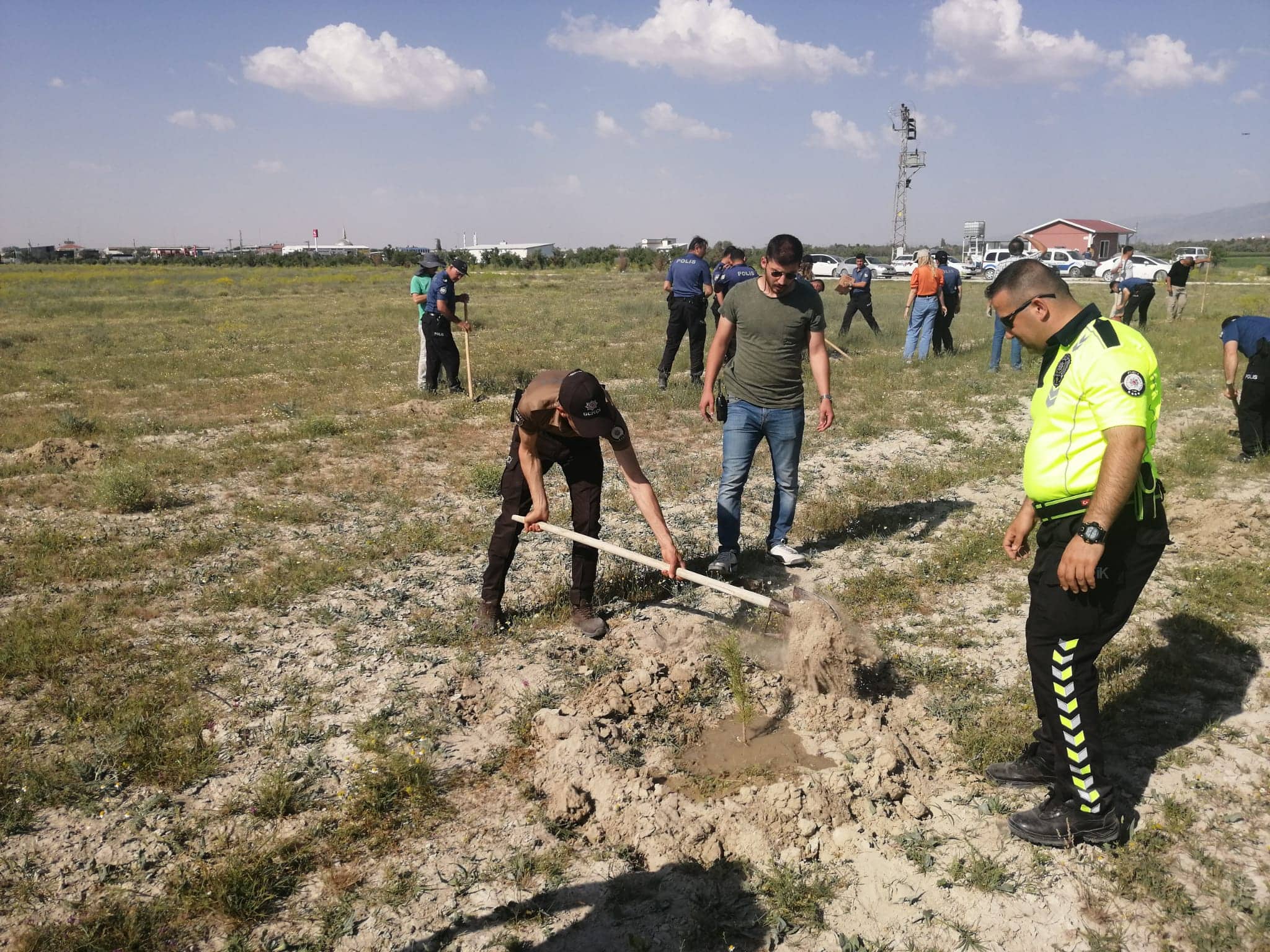 Karapınar'da polis 150 çam fidanını toprakla buluşturdu