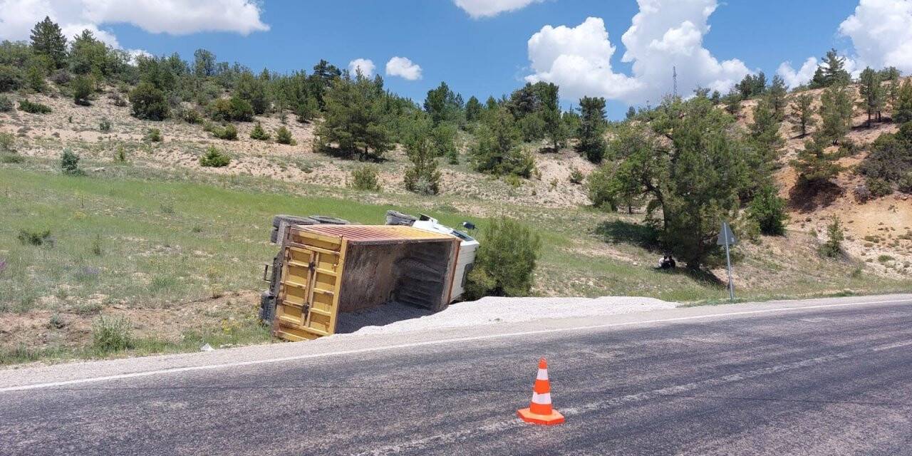 Mucur yüklü kamyon devrildi: 1 yaralı