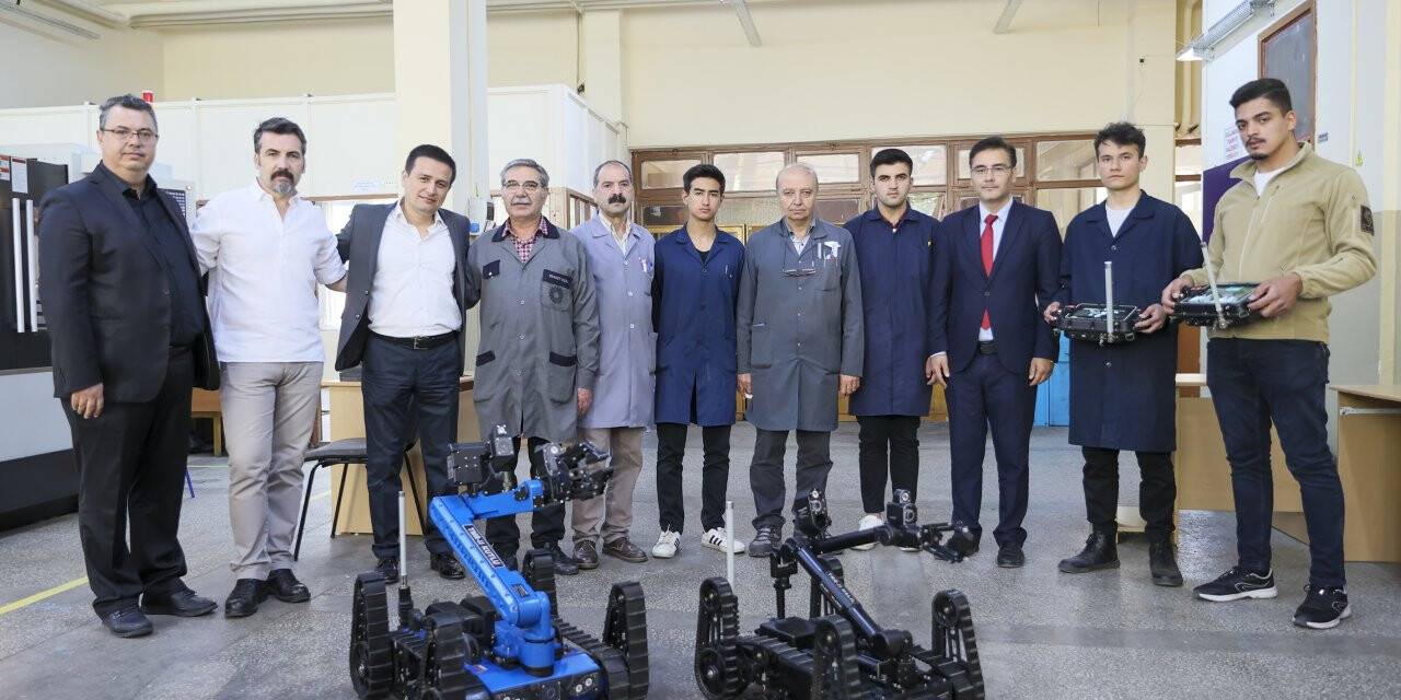 Öğrencilerin ilk işi, "Mehmetçiğin robot yardımcıları" oldu