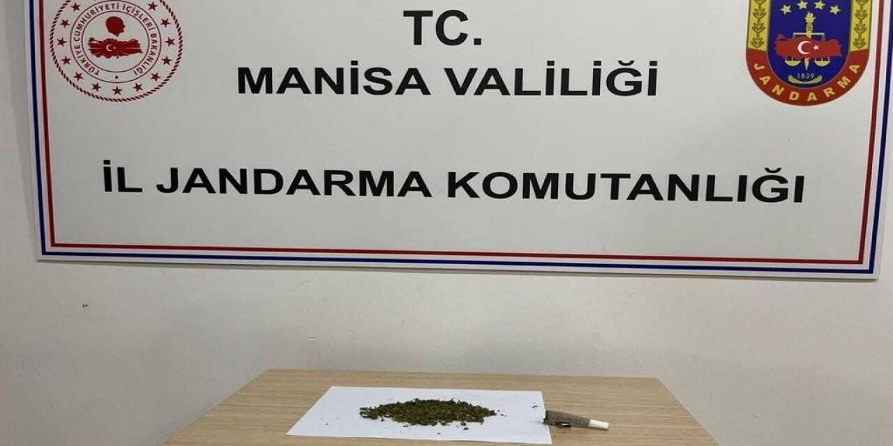 Yol kenarında alkol ve esrar alırken yakalandılar