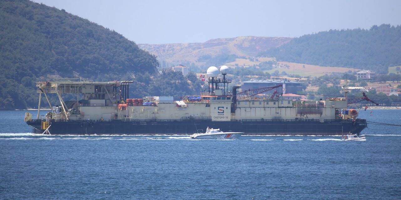 Karadeniz'e doğal gaz borularını yerleştirecek gemi Çanakkale Boğazı'ndan geçti