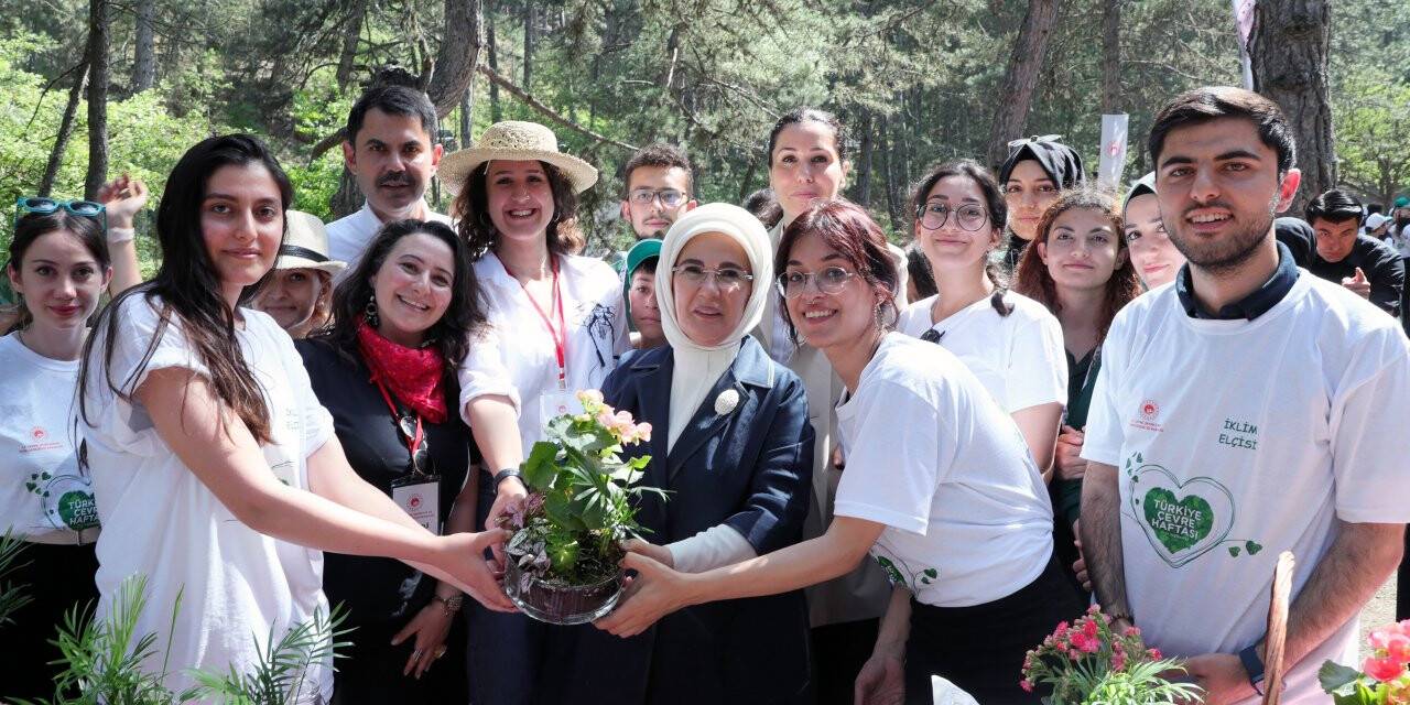 Emine Erdoğan, gençlerle çevre yürüyüşüne katıldı