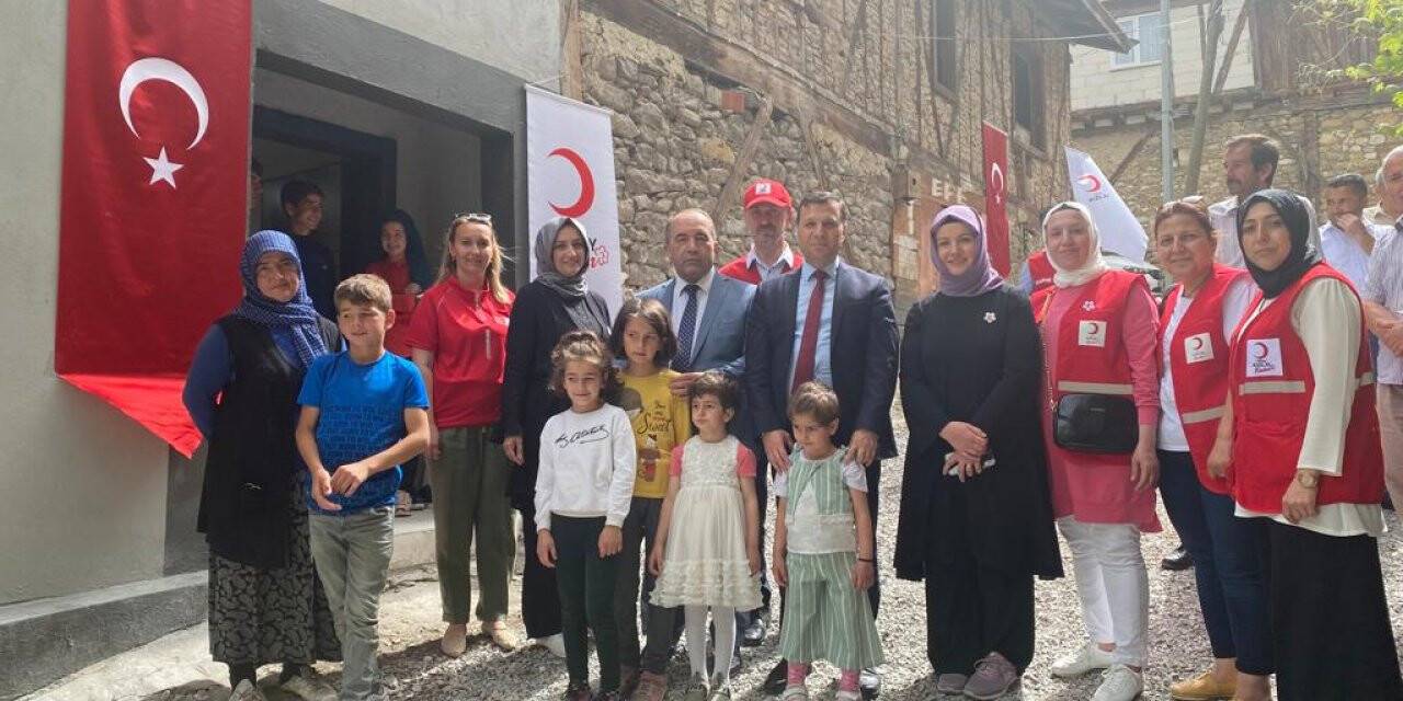 8 çocuklu aile yeni evlerine Türk Kızılay aracılığıyla kavuştu