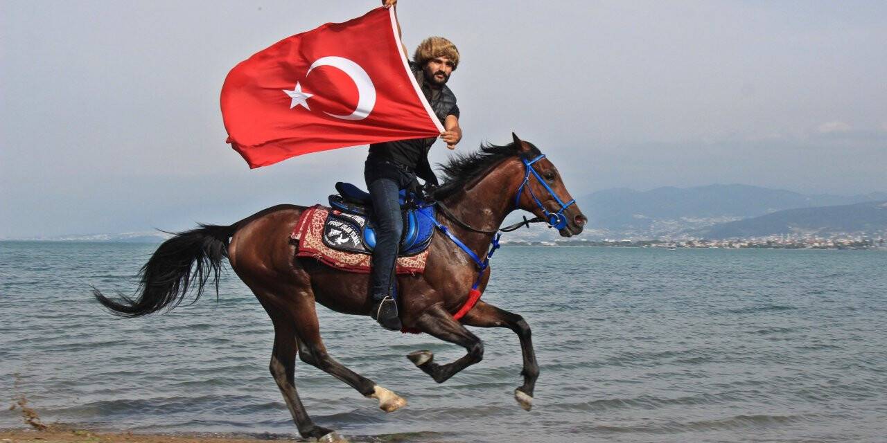 İşe atla gidiyor, sokakları onunla turluyor