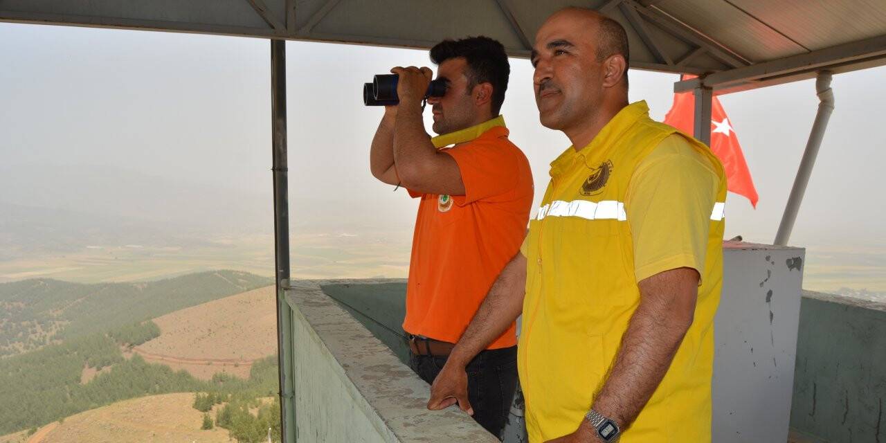 Yangın gözetleme kulesi personeli gözünü ormanlardan ayırmıyor