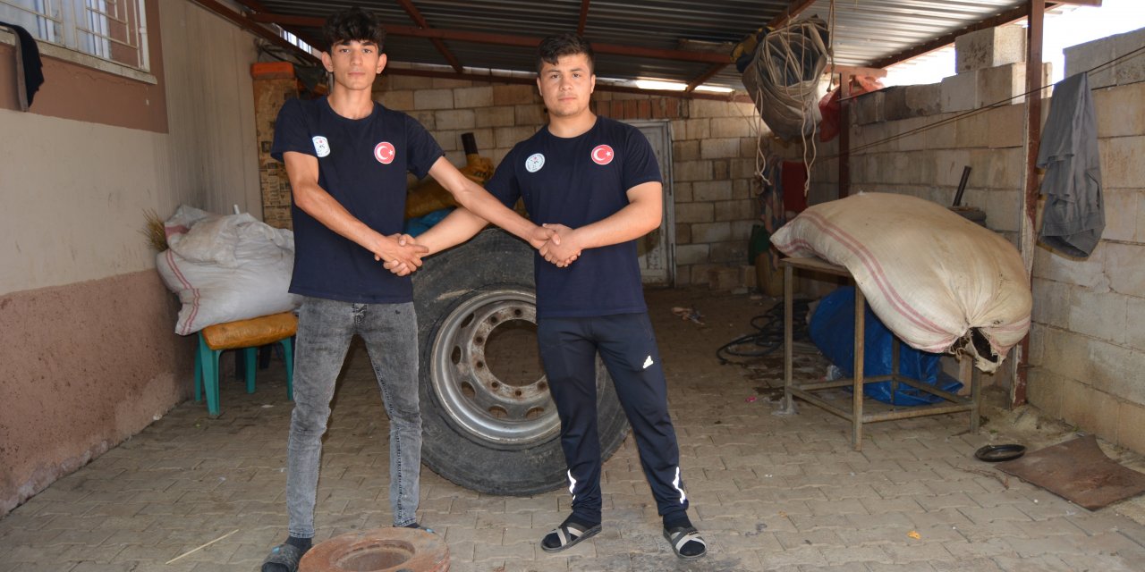 Tır lastiğiyle antrenman yaparak karakucak güreşinde Türkiye üçüncüsü oldular