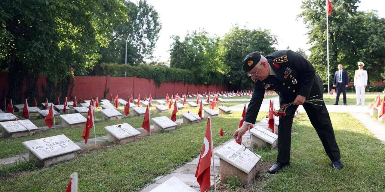 Milli Savunma Bakanı Akar, Romanya’da Türk Şehitliği’ni ziyaret etti