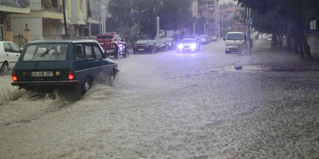 Sağanak yağış Kula’da hayatı olumsuz etkiledi