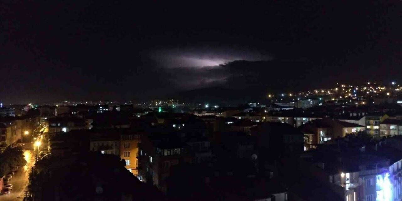 Gökyüzündeki şimşekler görsel şölen oluşturdu