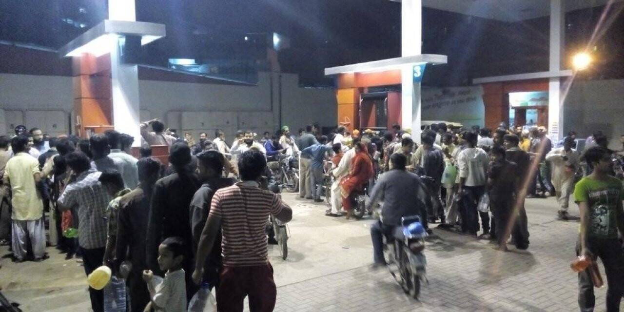 Pakistan’da akaryakıta gelecek zam öncesi istasyonlarda uzun kuyruklar oluştu