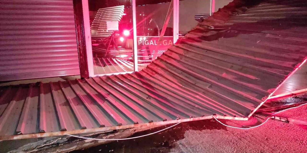 Çatı rüzgara dayanamadı: 1 yaralı