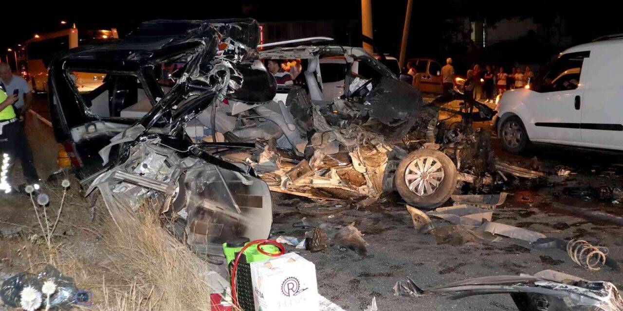 TIR’ın altına giren minibüs parçalandı, 1 yaralı