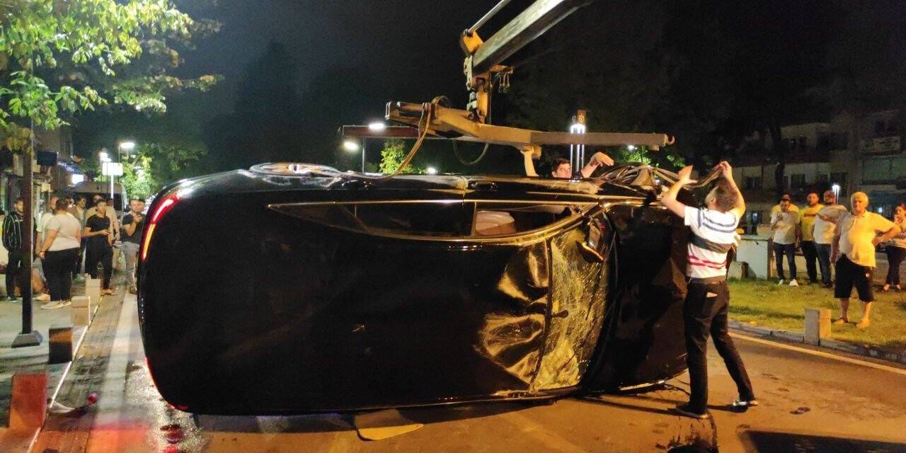 Kaza yapıp takla attığı lüks otomobilinin camından çıkıp kaçtı