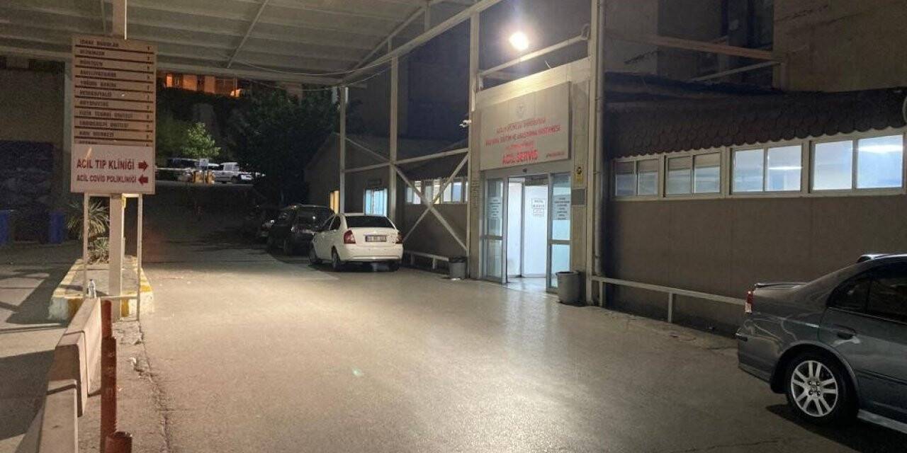İzmir’de güvenlik görevlisi hasta yakınları tarafından darp edildi