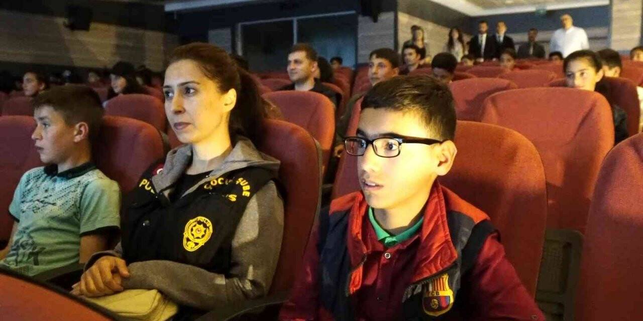 Okul okul gezen Muş polisi bin 500 öğrenciyi sinemayla buluşturdu