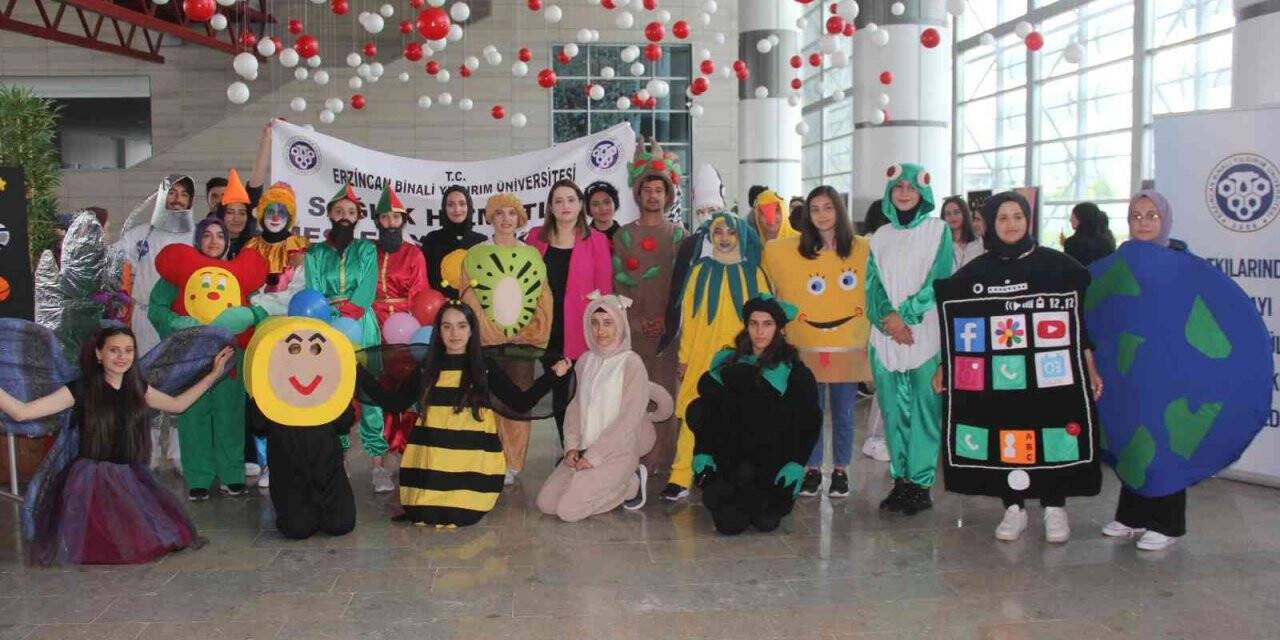 Üniversite öğrencilerinin sergisi kostümlü baloları aratmadı