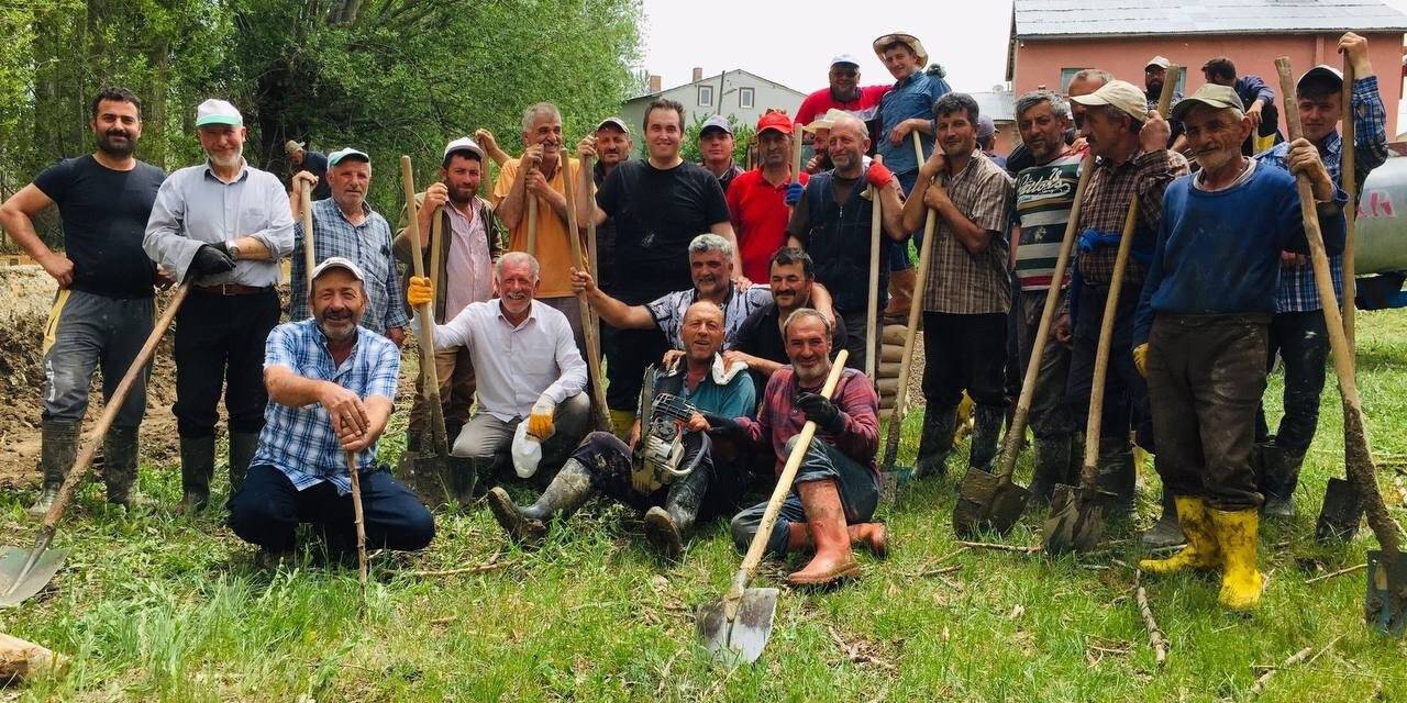 Köylüler imece usulüyle sulama kanalını kaymakamla birlikte temizlediler