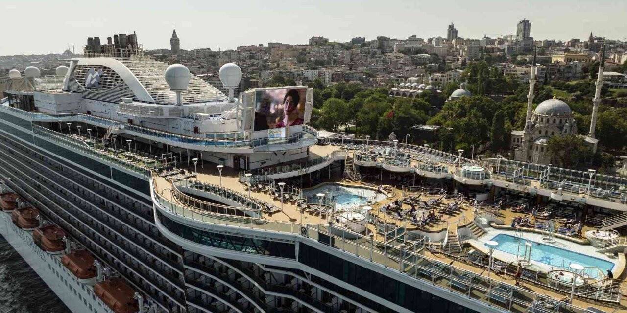 İstanbul manzaralı dev gemide sinema keyfi