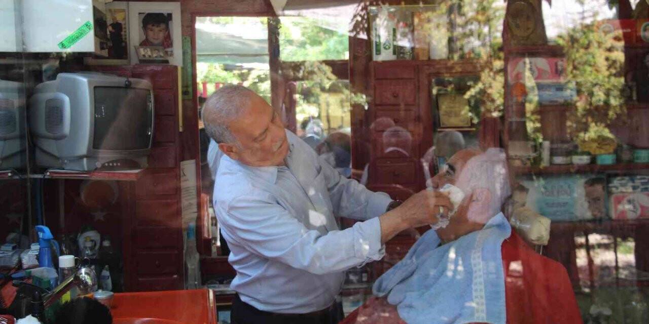 Ailesi maddi imkansızlıklar nedeni ile okutamadı, 50 yıldır makas sallayarak çocuğunu avukat yaptı