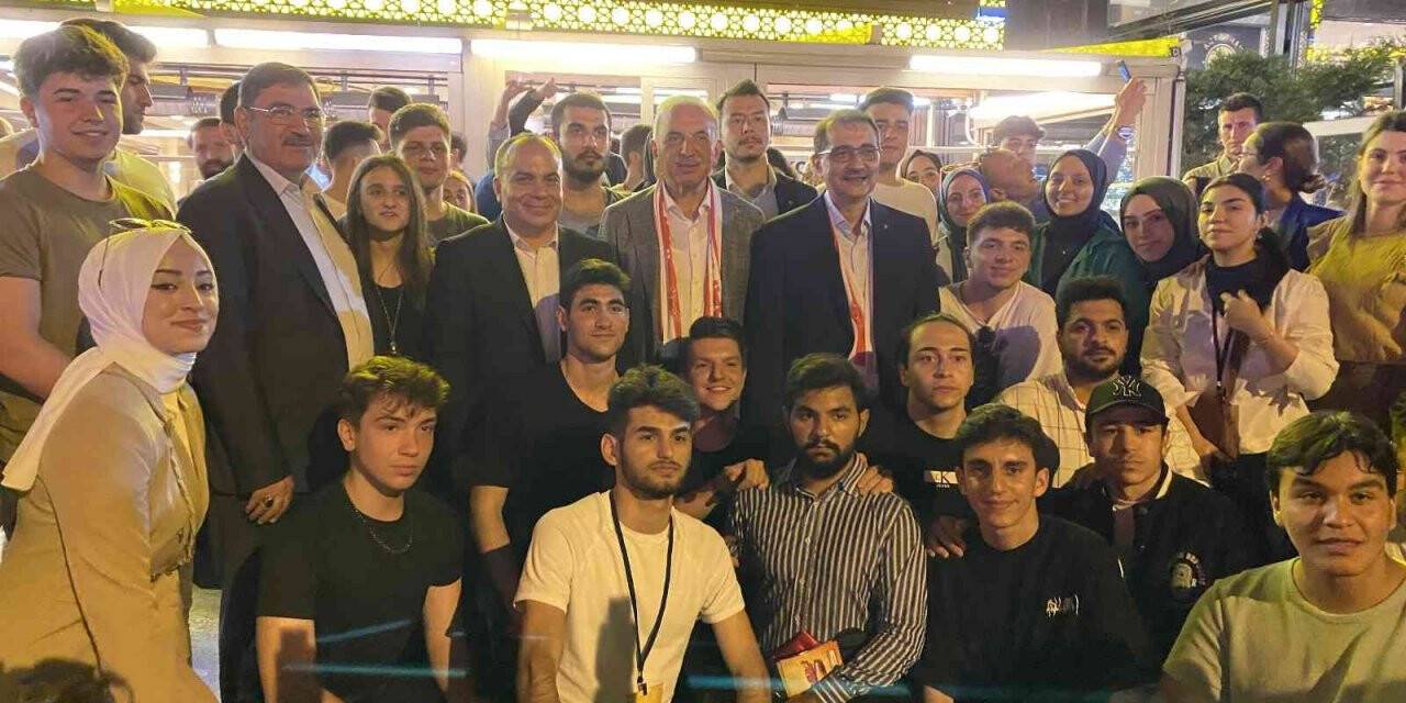 Bakan Fatih Dönmez, Ümraniyeli gençlerle çorbacıda buluştu