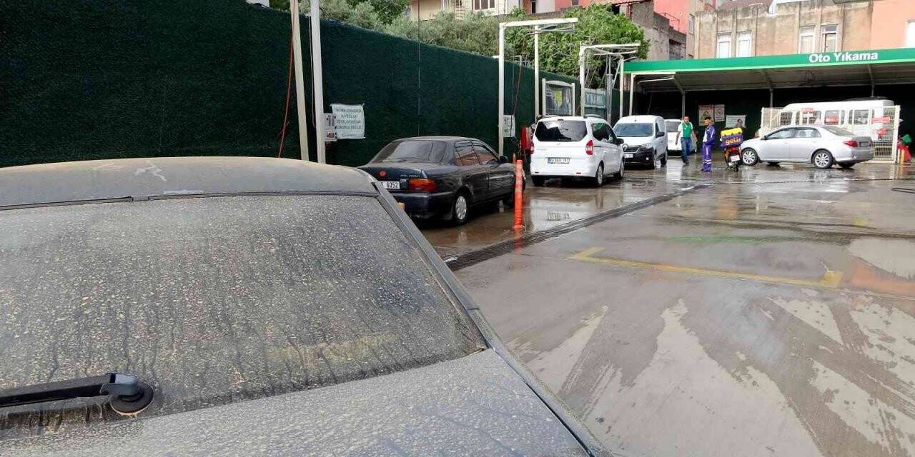 Toz yağdı sürücüler oto yıkamacıların yolunu tuttu