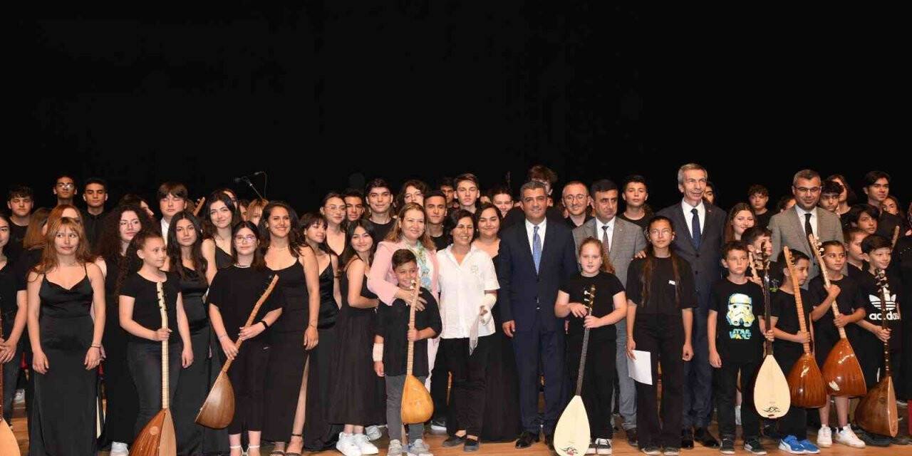 Denizli türkülerini 120 öğrenciden oluşan dev orkestra seslendirdi