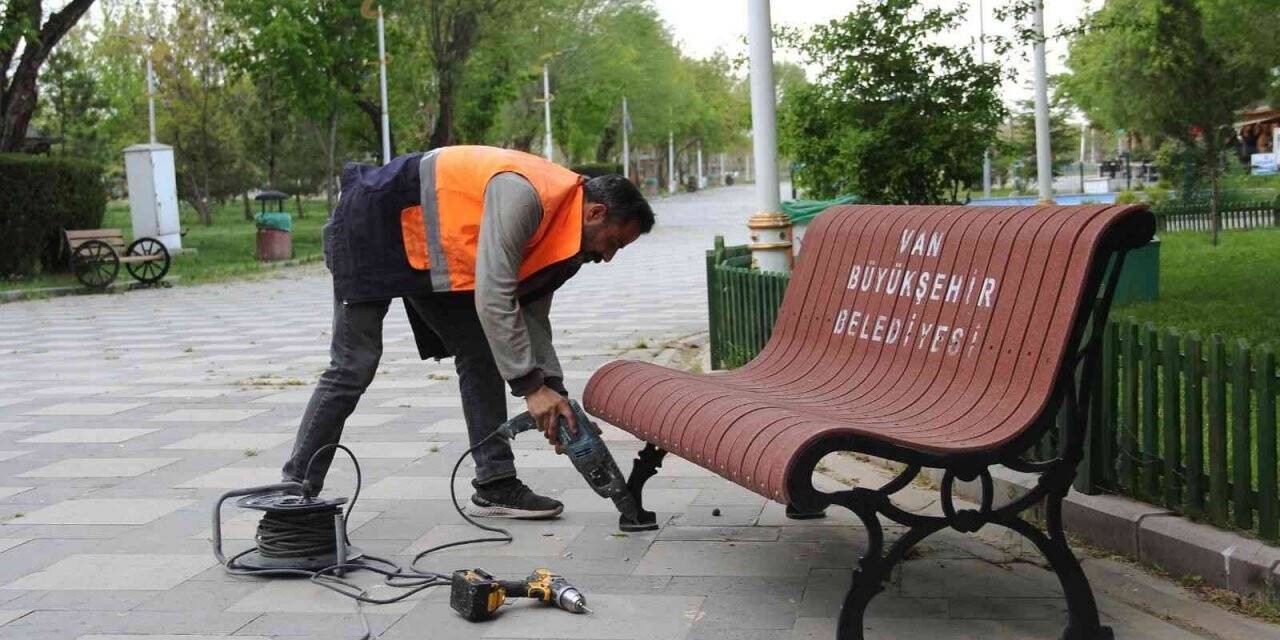 Van Büyükşehir Belediyesi 16 parkı bakım ve onarıma aldı