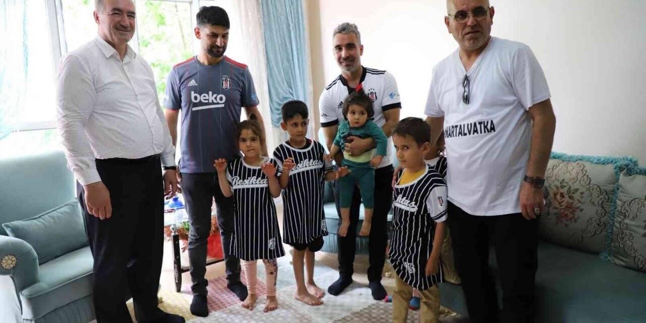 Başkan Turanlı çocuklara forma dağıttı