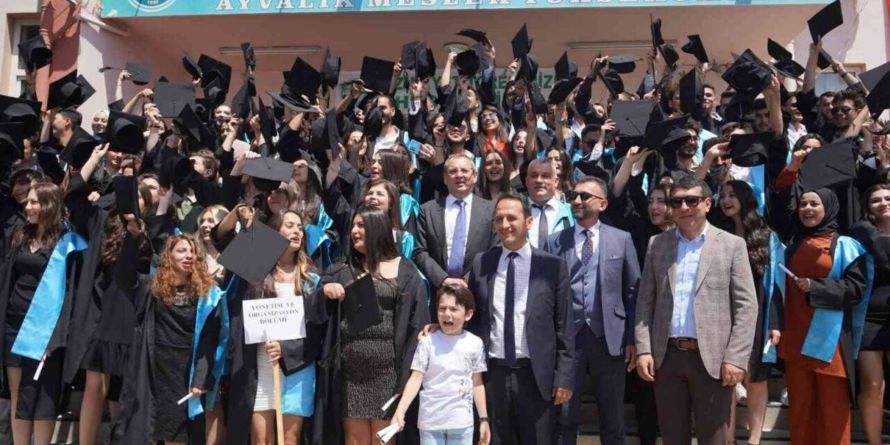 BAÜ Ayvalık MYO’da mezuniyet coşkusu