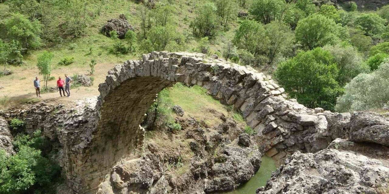 2 bin yıllık Taş Köprü yıllara meydan okuyor
