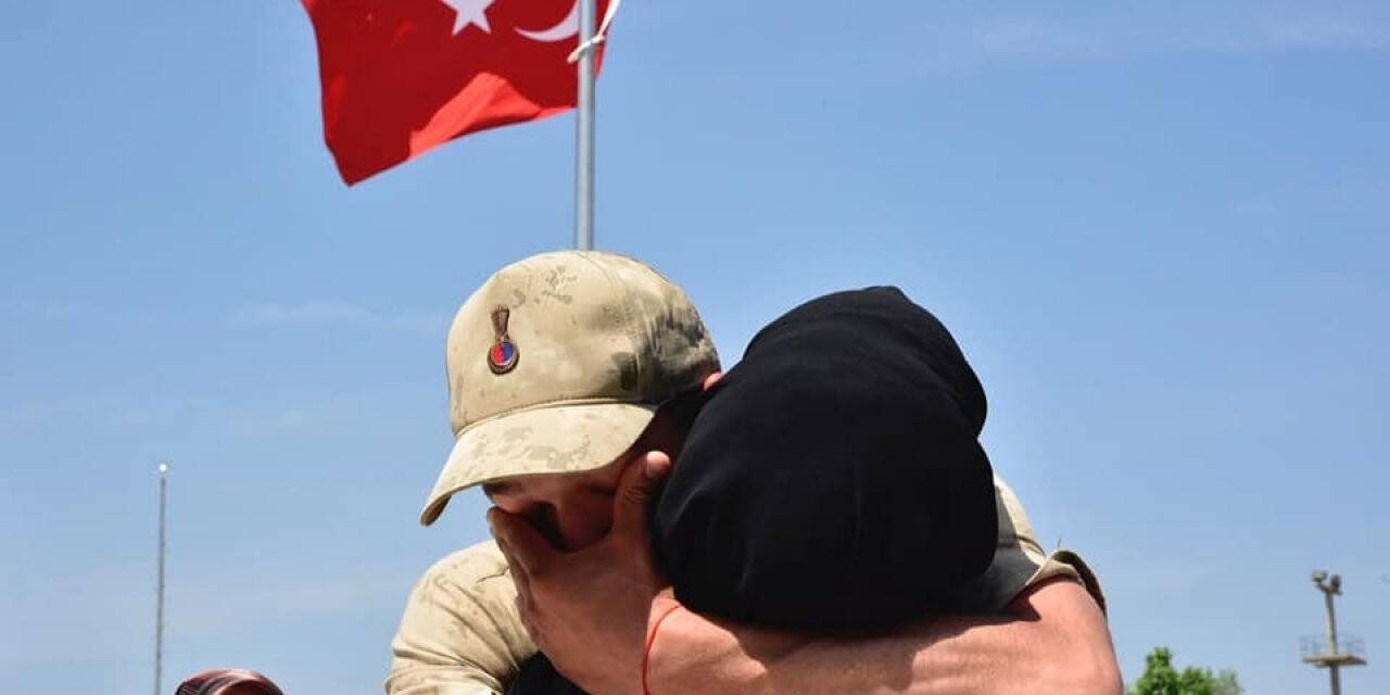 Aileleriyle kavuşan acemi askerler gözyaşlarına hakim olmadı